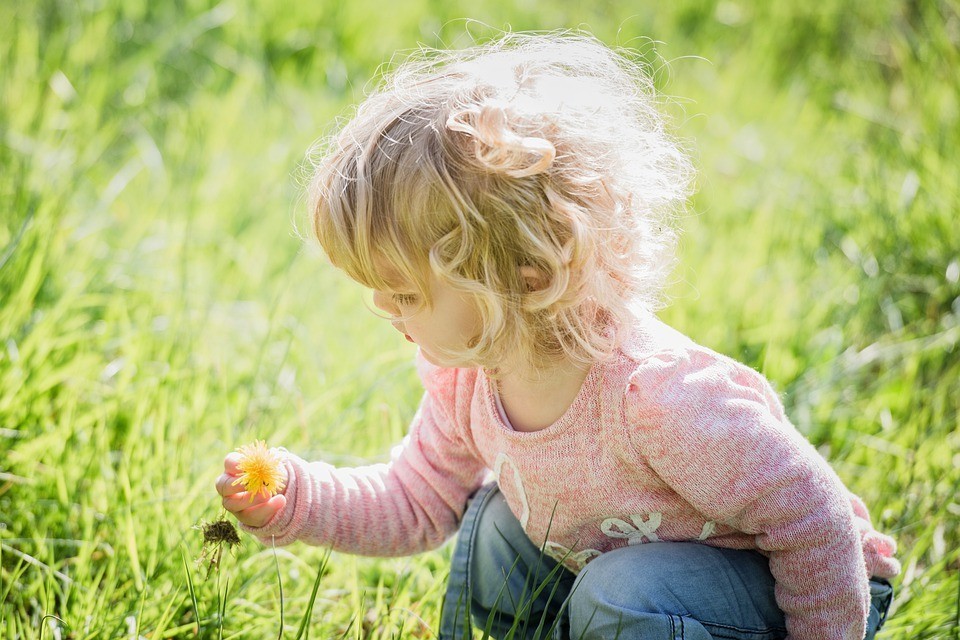 Wspomaganie procesu rozwoju sensorycznego dzieci w środowisku domowym.